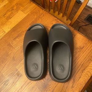 Size 6 yeezy slide onyx